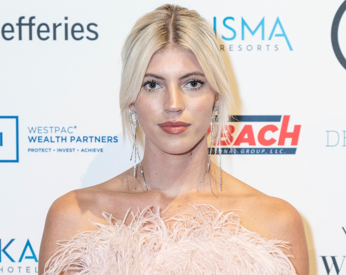 Devon Windsor Shares Swimsuit Photo Beached Celebwell Devon Windsor Shares Swimsuit Photo Beached Celebwell