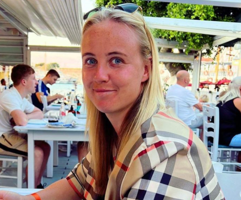 Beth Mead Shares Swimsuit Photo Posing With Vivianne Miedema
