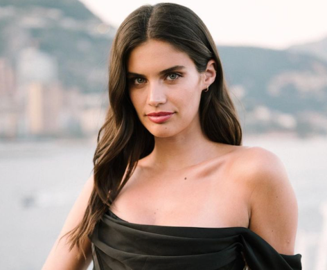 Victoria’s Secret Model Sara Sampaio Shares Swimsuit Photo From Capri