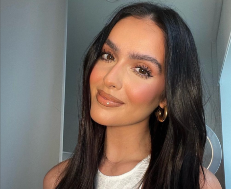 Love Island’s Siânnise Fudge Shares Swimsuit Photo Channeling Kim Kardashian