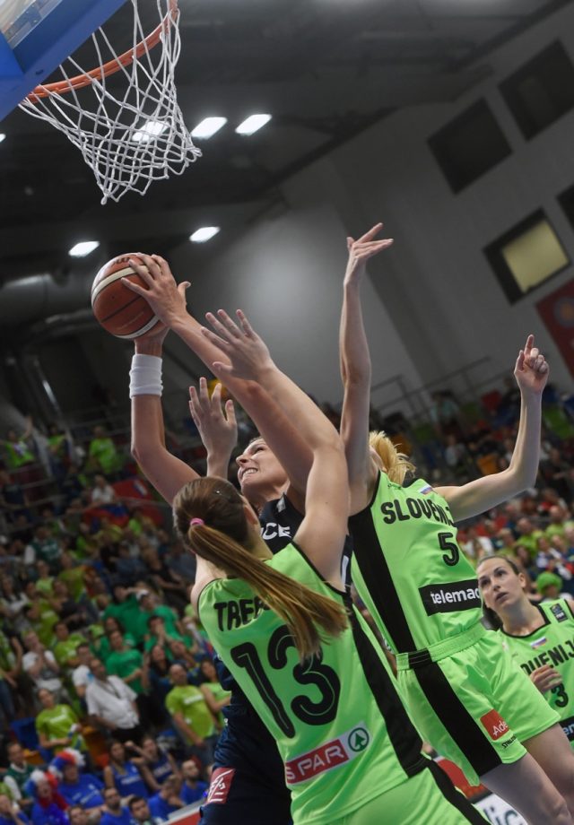 Tina Trebec (L) and Maja Erkic (R) both of Slovenia try to block Helene Ciak of France during the FIBA EuroBasket women's basketball match Slovania v France on June 16, 2017 in Prague, Czech Republic. / AFP PHOTO / Michal Cizek (Photo credit should read MICHAL CIZEK/AFP via Getty Images)