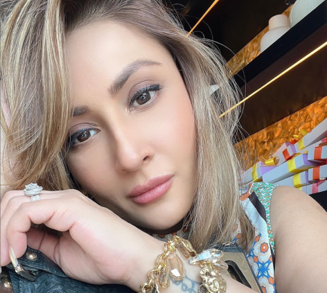 Urvashi Dholakia Shares Swimsuit Video of “Happy Weekend”