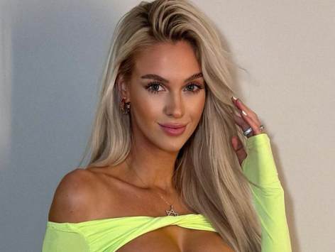 Veronika Rajek Shares Swimsuit Photo Dreaming of “Capri Streets”