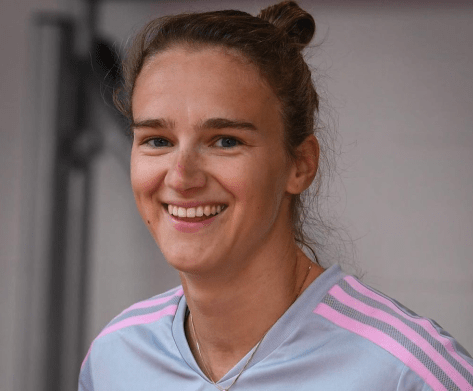 Vivianne Miedema Shares Swimsuit Photo on "the Boat"