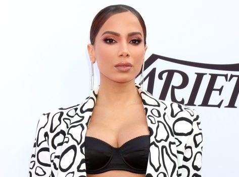 Anitta Shares Swimsuit Photo "Living Life"