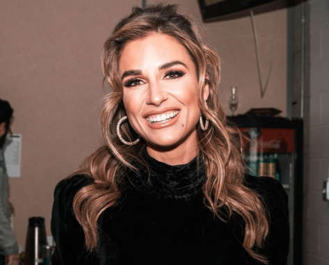 Country Pop Singer Jessie James Decker Shares Swimsuit Photo of "Beach Baby"