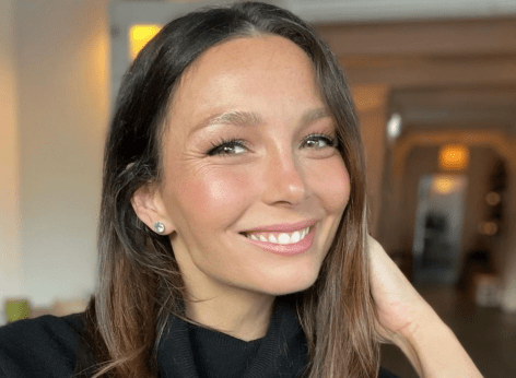 Singer-Songwriter Ricki-Lee Shares Swimsuit Photo Saying "Hola Mexico"