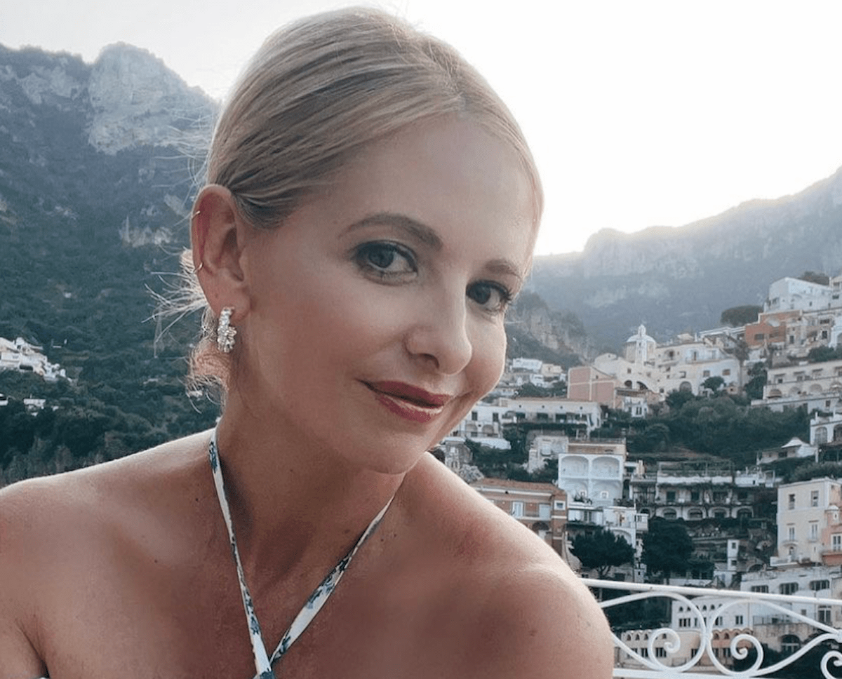 90s Icon Sarah Michelle Gellar Shares Swimsuit Photo of “Bucket List”