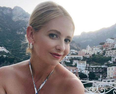 ’90s Icon Sarah Michelle Gellar Shares Swimsuit Photo of “Bucket List”