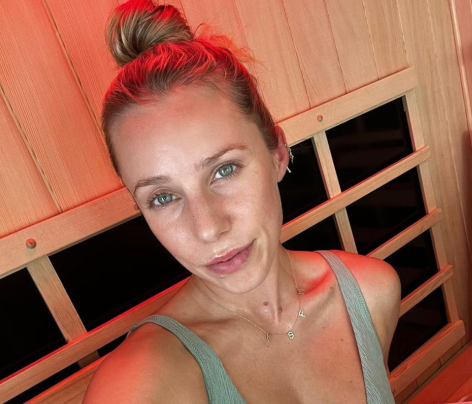 Health Influencer Sarah's Day Shares Swimsuit Photo and "Feels Like Summer"