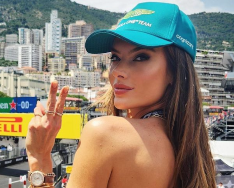Model Alessandra Ambrosio Shares Swimsuit Photo Saying “Hola October”
