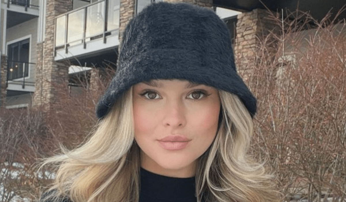 Kinsey Shares Swimsuit Photo Craving