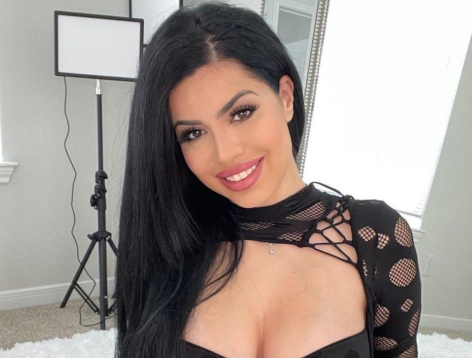 90 Day Fiancé’s Larissa Dos Santos Lima Shares Swimsuit Photo of “Leo Energy”