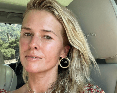 How I Met Your Mother Star Sarah Wright Olsen Shares Swimsuit Photo