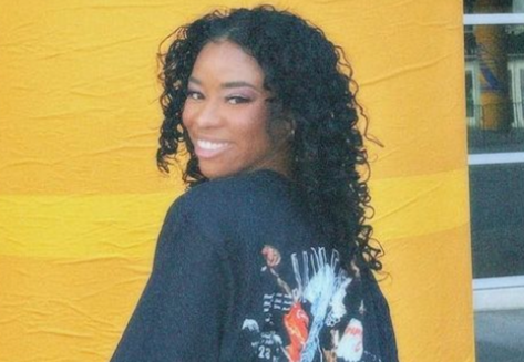 Lakers Girl Savannah Graves Shares Swimsuit Photo Looking “Nonchalant”