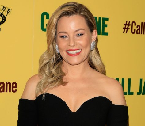 Modern Family’s Elizabeth Banks Shares Swimsuit Photo of “Anniversary Trip”