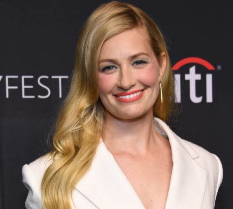 The Neighborhood Star Beth Behrs Shares Swimsuit Photo of "Sunday Vibes"