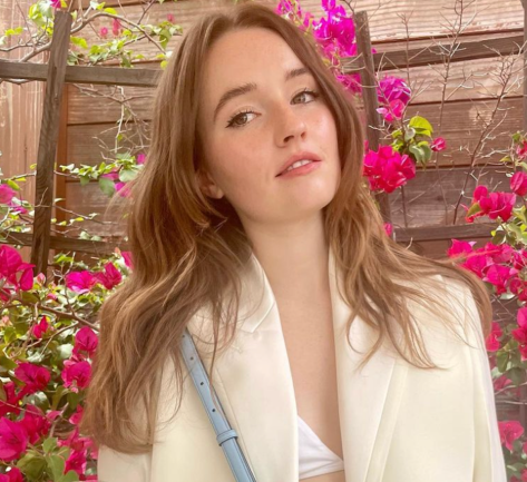 No One Will Save You's Kaitlyn Dever Shares Swimsuit Photo From Lake Vacation 