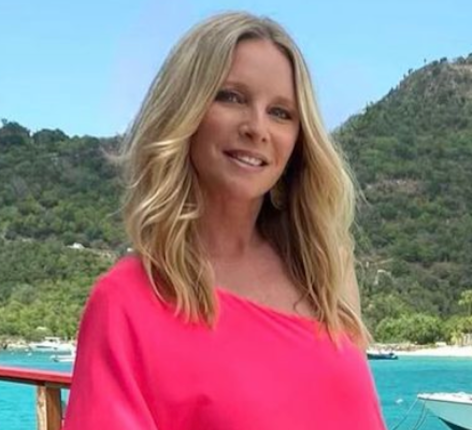 Young and the Restless' Lauralee Bell Shares Swimsuit Photo With "Family"