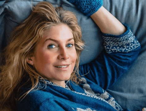 Lost Star Elizabeth Mitchell Shares Swimsuit Photo From Italy