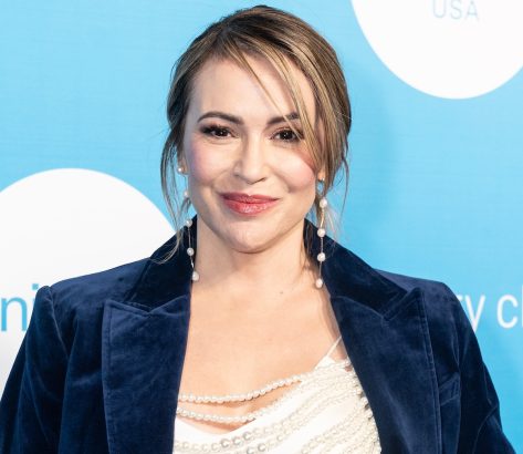 Alyssa Milano Shares Swimsuit Photo From "Thanksgiving Vacation"