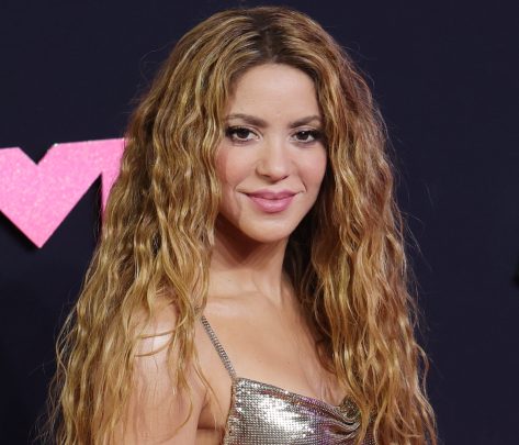 Shakira in Black Crop Top and Yoga Pants Shows Off Her Dance Moves