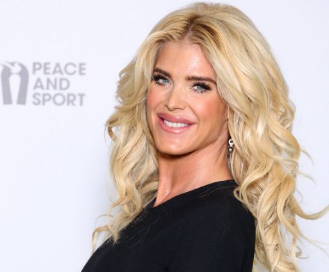 Victoria Silvstedt Shares Swimsuit Photo of "Xmas on the Beach"