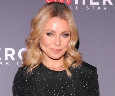 Kelly Ripa's No-Pants Christmas Photo Shows Off Toned Legs