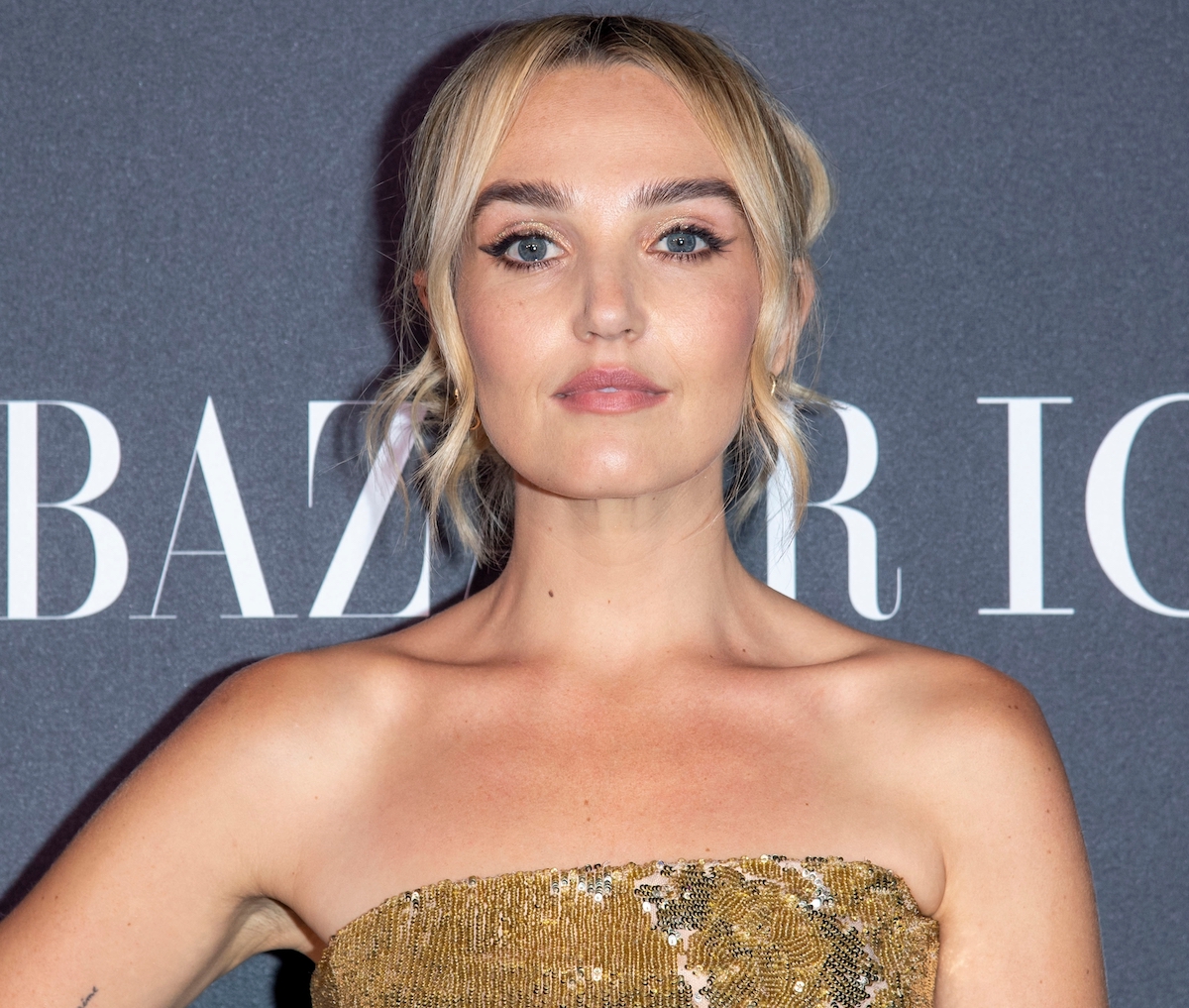 Saturday Night Live Star Chloe Fineman Shares Swimsuit Photo In Pool Saturday Night Live Star Chloe Fineman Shares Swimsuit Photo In Pool