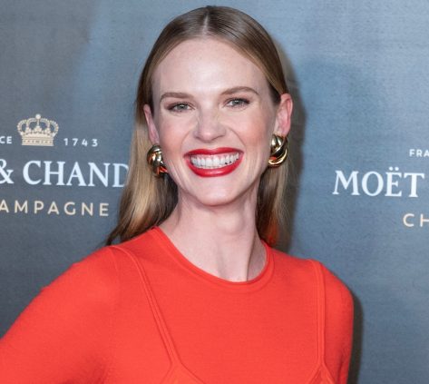 Anne Vyalitsyna Shares Swimsuit Photo "Full of Thanks"