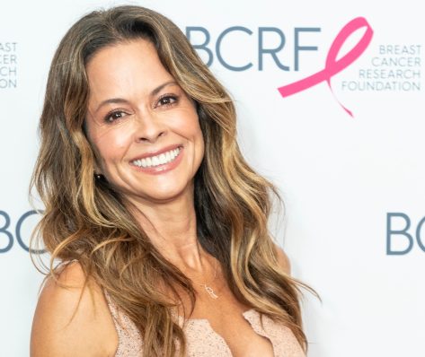 Brooke Burke Shows Off Her Fab Figure in Hot Pink Yoga Pants and a Black Sports Bra