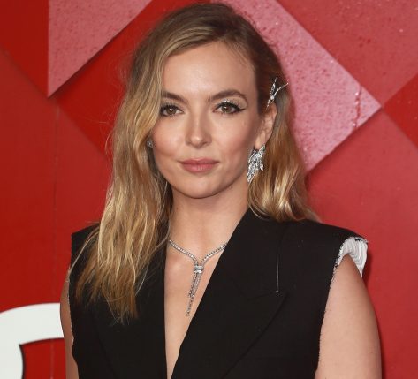 Killing Eve Star Jodie Comer Shares Swimsuit Photo "Out of this World"