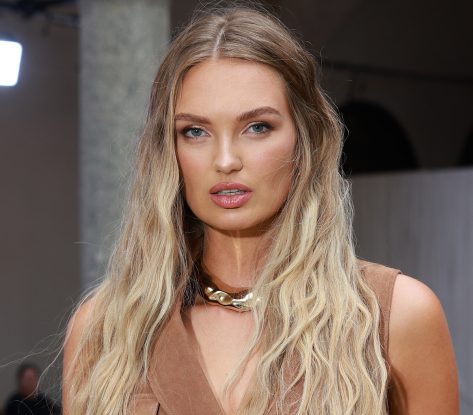 Romee Strijd in Two-Piece Workout Gear Shows Off Amazing Abs