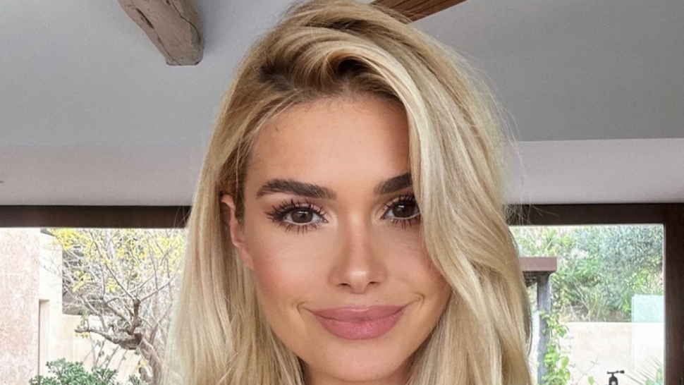 Pamela Reif in Workout Gear Debuts “Tummy Torture” Ab Exercise