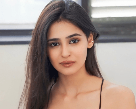 Prakriti Pavani in Two-Piece Workout Gear Shares Squat Workout