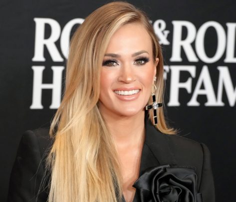 Carrie Underwood in Workout Gear Lifts Weights and Connects With Fans