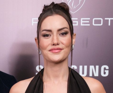 Fahriye Evcen in Two-Piece Workout Gear Shares Weekend Selfies