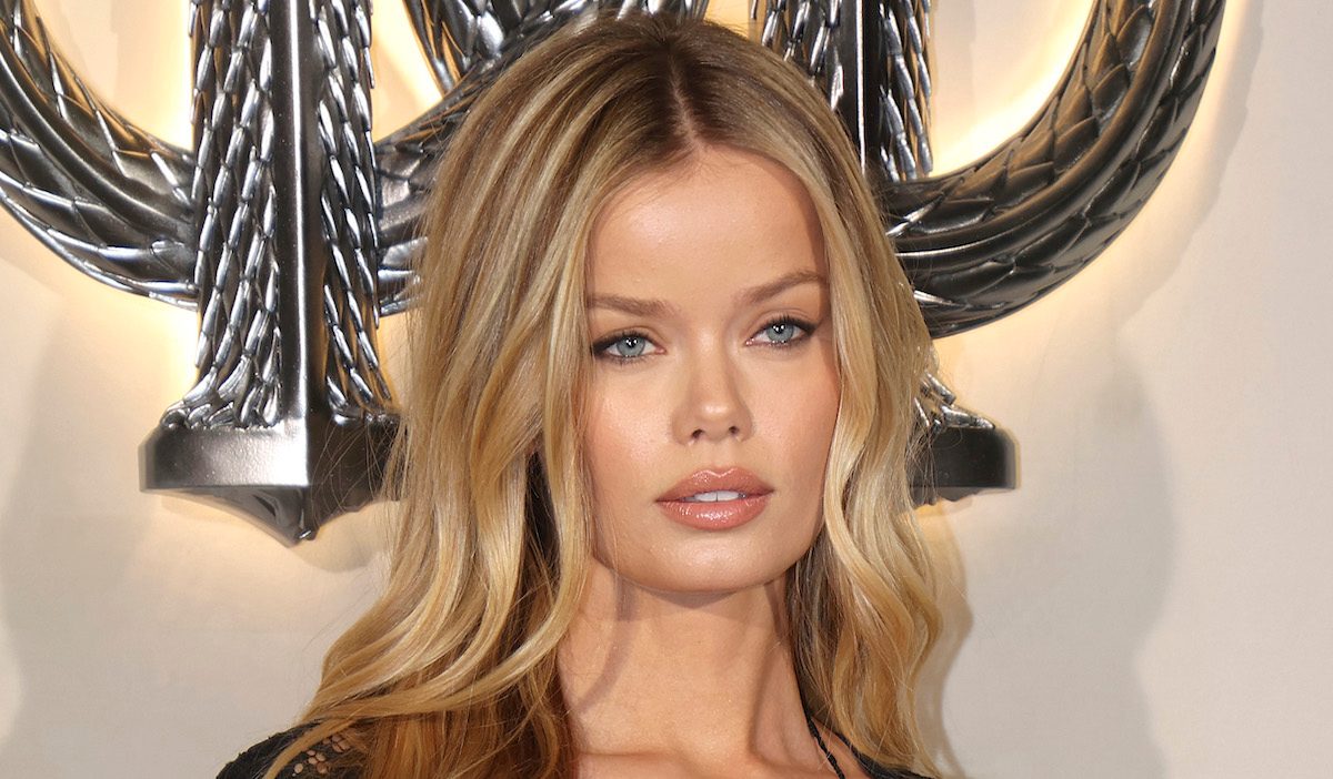 Victoria’s Secret Model Frida Aasen In Black Leggings Does Full Body