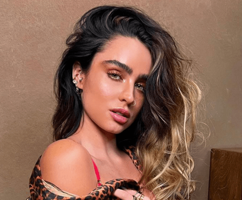 Sommer Ray in Two-Piece Workout Gear Shares "Morning Stretch"