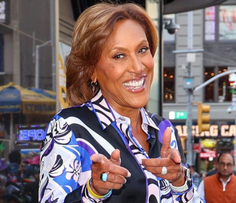 Robin Roberts Shows Off Fit Figure as "The Travel Squad is Reunited"