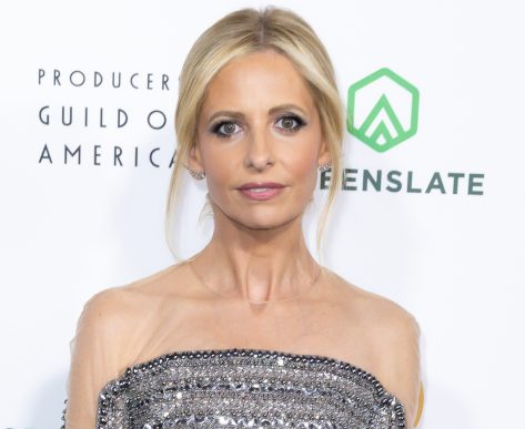 Sarah Michelle Gellar In Workout Gear Says "It Hurts To Type"
