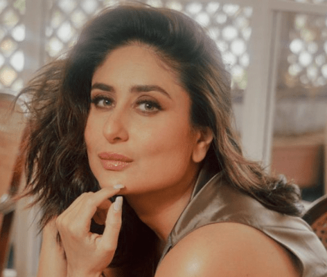 Kareena Kapoor Khan in Two-Piece Workout Gear Shows Off Her Yoga Skills 