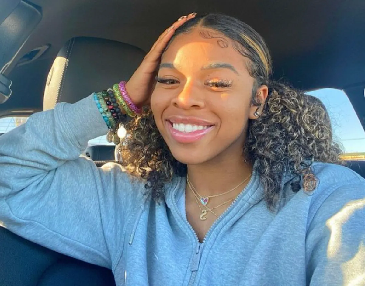 Shelomi Sanders in Workout Gear Shares Mirror Selfie From Vegas — Celebwell Shelomi Sanders in Workout Gear Shares Mirror Selfie From Vegas — Celebwell