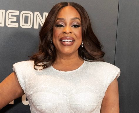 Niecy Nash In Workout Gear Says Bungee Workout Is "So Much Fun!"