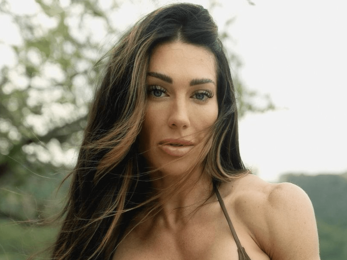 IFBB Pro Ashley Lakomowski in Workout Gear Says "Lemme Cook"