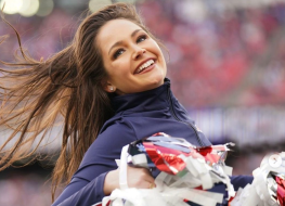 Patriots Cheerleader Emily Marshall in Two-Piece Workout Gear Enjoys "Fit of My Dreams"