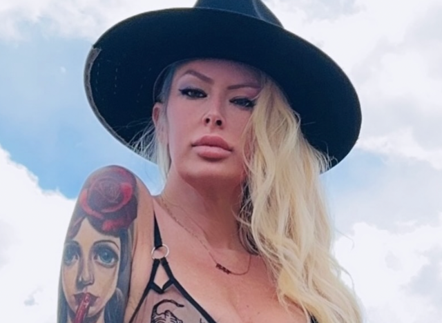 Jenna Jameson in Two-Piece Workout Gear is "Getting Strong"