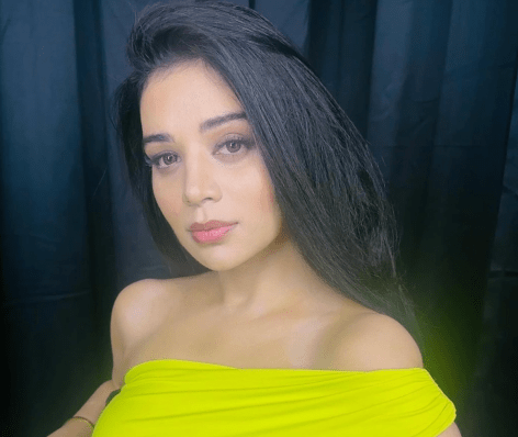 Sukirti Kandpal Shows Off Fit Figure in New Beach Selfie