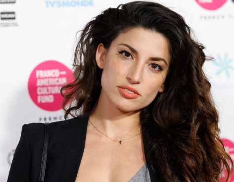 Big Bang Theory Star Tania Raymonde in Two-Piece Workout Gear Says "Everest Next"