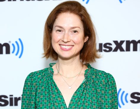 The Office Star Ellie Kemper in Workout Gear Says “Good Luck”